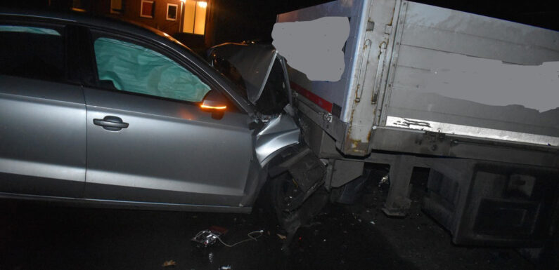 Luhden: Audi-Fahrer rammt LKW-Anhänger und lässt demoliertes Auto am Unfallort stehen