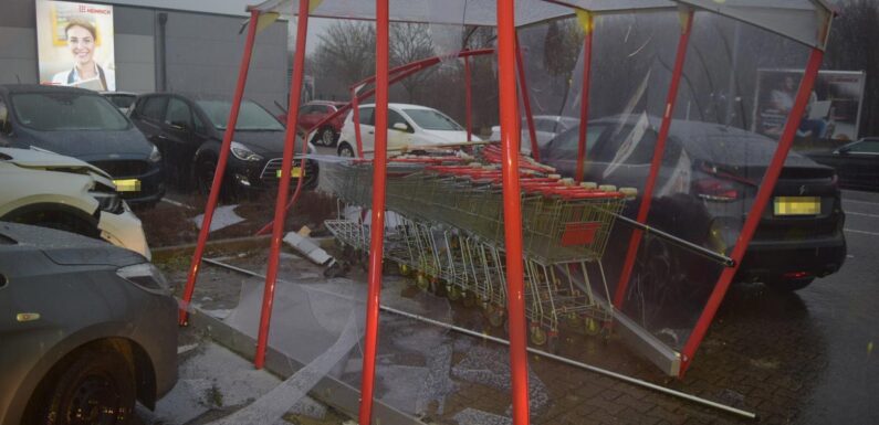 Bad Nenndorf: Vier Autos und eine Einkaufswagengarage auf Möbel-Heinrich-Parkplatz beschädigt