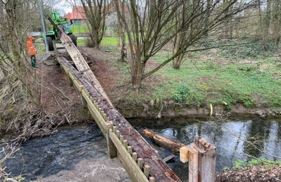 Kein Weg zurück: Holzbrücken über Mühlengraben und Aue in Meinsen-Warber sind nun Geschichte