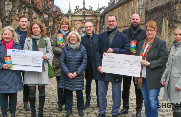 Wertschätzung für Agaplesion-Geburtenstation und Schloss Baum: Bückeburger Stadtmarketing spendet 3000 Euro aus Weihnachtskugelverkauf