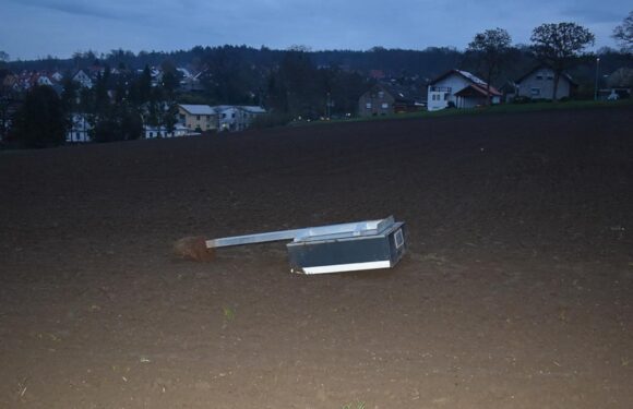 Obernkirchen: Zigarettenautomat mit Fundament ausgegraben und auf Feld zurückgelassen