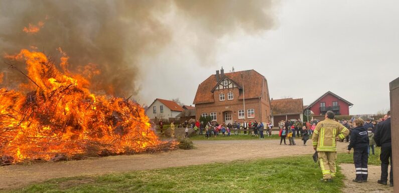 Erfolgreiche Spendensammlung beim Osterfeuer für die Jugendfeuerwehr Wendthagen-Ehlen