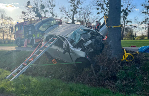 Tödlicher Verkehrsunfall bei Enzen: Auto prallt frontal gegen Baum