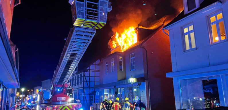 Stundenlanger Großeinsatz der Feuerwehren in Bückeburg: Haus in der Schulstraße brennt