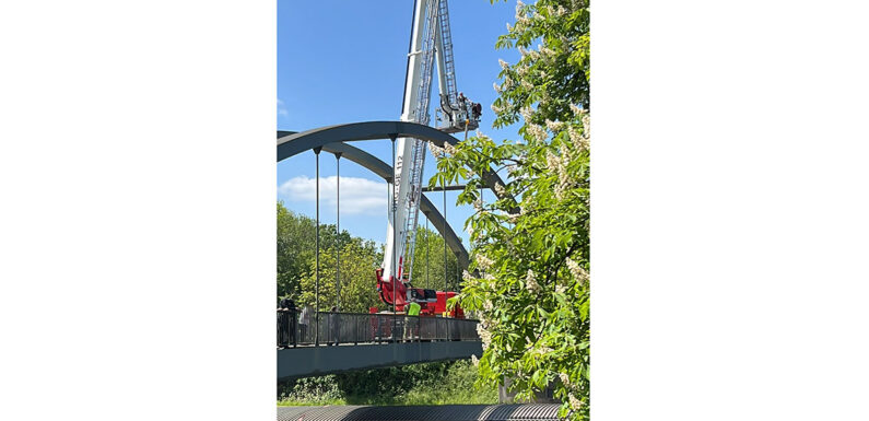 Feuerwehreinsatz an Himmelfahrt: Unbekannte platzieren Warnbaken auf Bogen der Kanalbrücke in Hespe