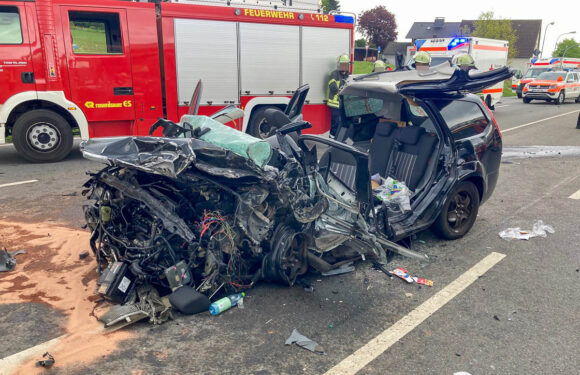 Schwerer Verkehrsunfall auf der B83 bei Luhden: Auto prallt gegen entgegenkommenden LKW
