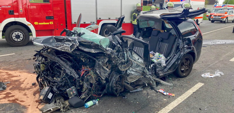 Schwerer Verkehrsunfall auf der B83 bei Luhden: Auto prallt gegen entgegenkommenden LKW