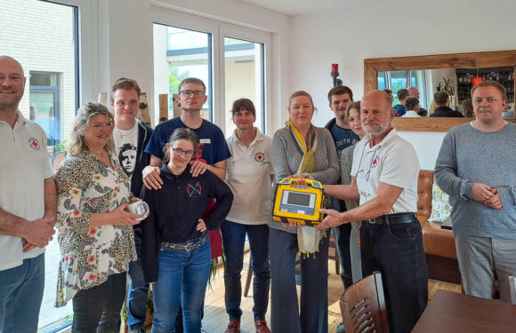 DRK Ortsverein Bückeburg spendet Defibrillator an Mehrgenerationenpark Seggebruch