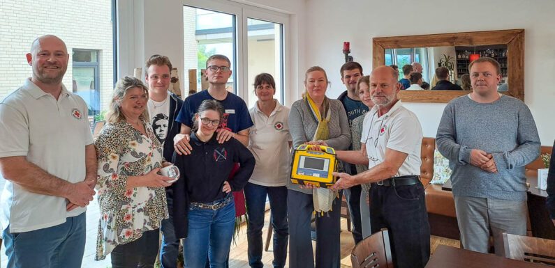 DRK Ortsverein Bückeburg spendet Defibrillator an Mehrgenerationenpark Seggebruch