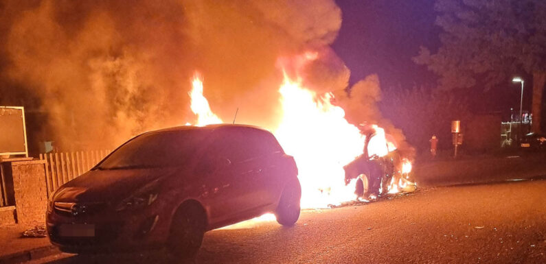 Hagenburg: Zwei Autos durch Feuer zerstört