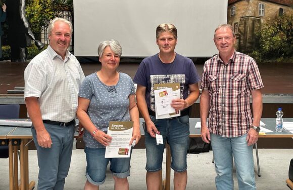 Einsatz für die Gemeinschaft: Anja und Andreas Falius aus Lauenau erhalten die Ehrenamtskarte