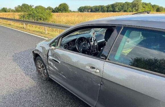 Unfall auf der B65: Autokran reißt VW Golf auf
