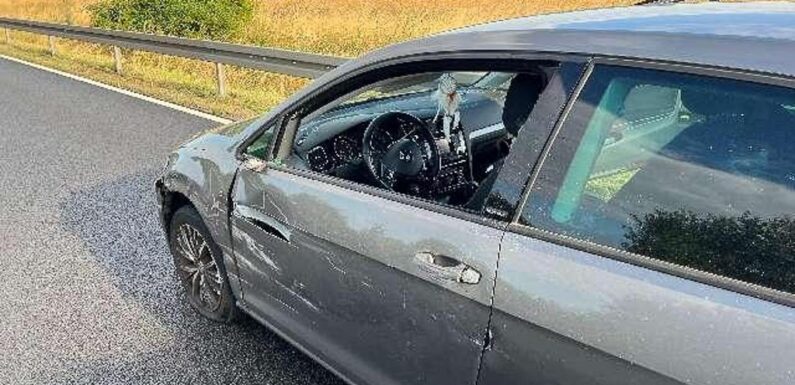 Unfall auf der B65: Autokran reißt VW Golf auf