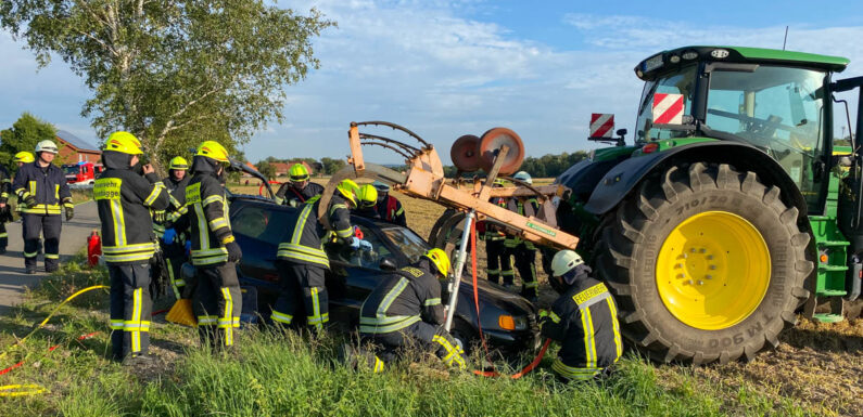 Verkehrsunfall als Alarmübung in Nienbrügge