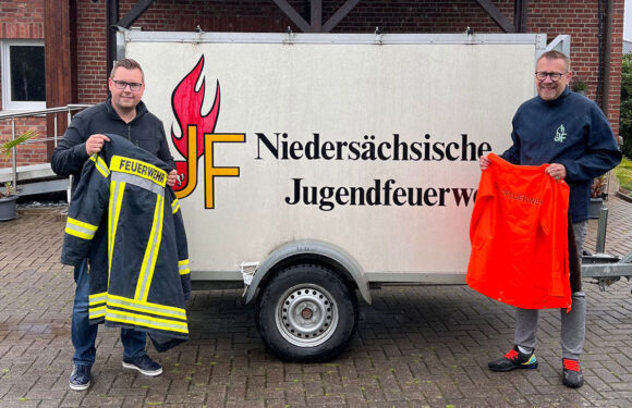 Aus Alt mach Neu: Ausgemusterte Dienstkleidung der Feuerwehr wird zu Upcycling-Taschen