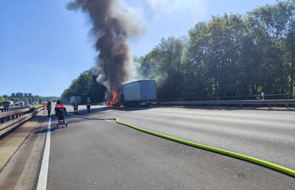 Feuerwehren löschen brennenden LKW auf der A2