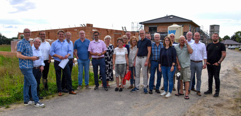 Kalte Nahwärme: SPD/FDP-Gruppe besichtigt CO2-neutrales Baugebiet in Auhagen