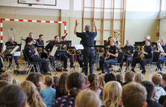 Polizeiorchester Niedersachsen vermittelt Gewaltprävention in der Grundschule Heeßen