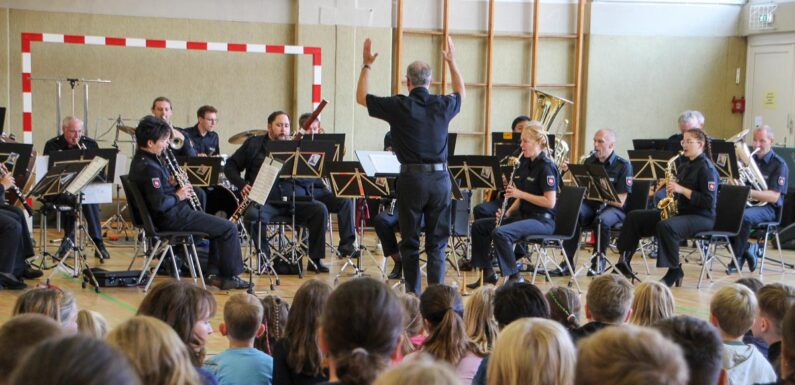 Polizeiorchester Niedersachsen vermittelt Gewaltprävention in der Grundschule Heeßen