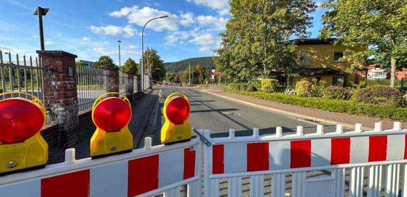 Rinteln: Auto beschädigt Bahnschranke, Bahnübergang noch bis Montag gesperrt