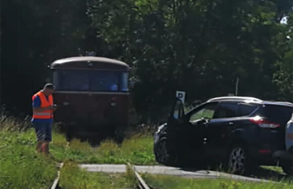 Hoher Schaden: Auto kollidiert in Röhrkasten mit dem Schienenbus