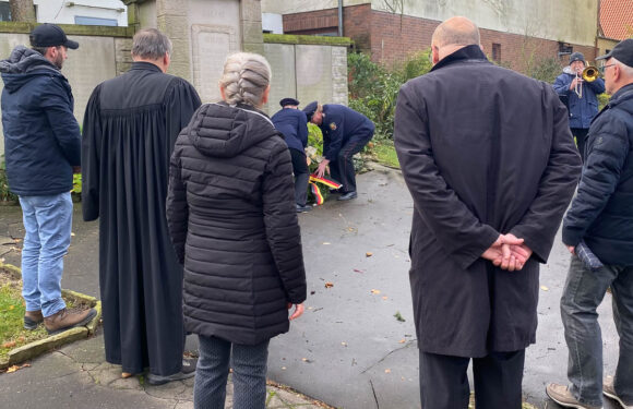 Totengedenken am Volkstrauertag an der Rogate-Kirche in Wendthagen