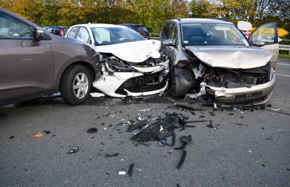 Unfall auf der Rintelner Straße in Bückeburg: Zwei Verletzte, drei stark beschädigte Autos