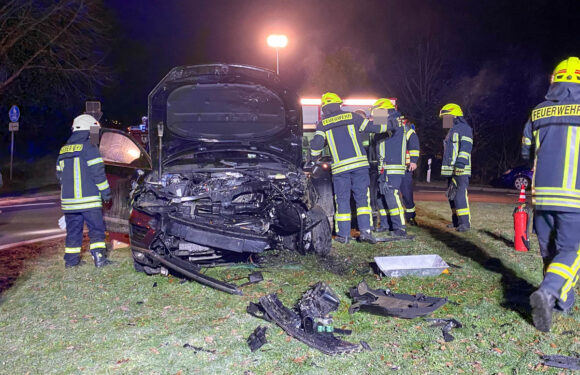 Unfall am Kreisel „Dreiländereck“: Feuerwehren rücken nach Auhagen aus