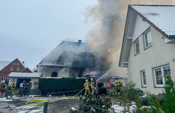 Feuerwehr-Großeinsatz in Krebshagen: Carport-Brand greift auf Häuser über