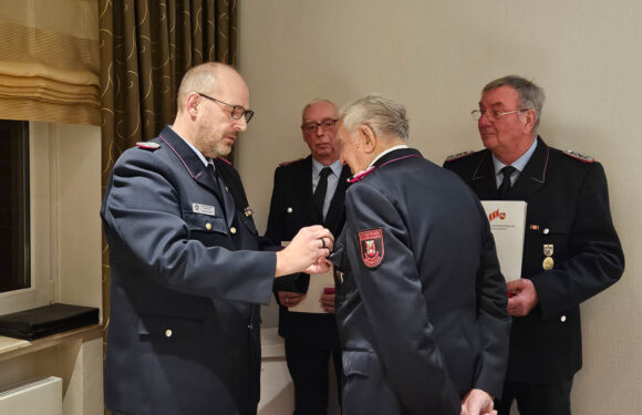 Heinz Steege für 75 Jahre Mitgliedschaft in der Feuerwehr Nienbrügge geehrt