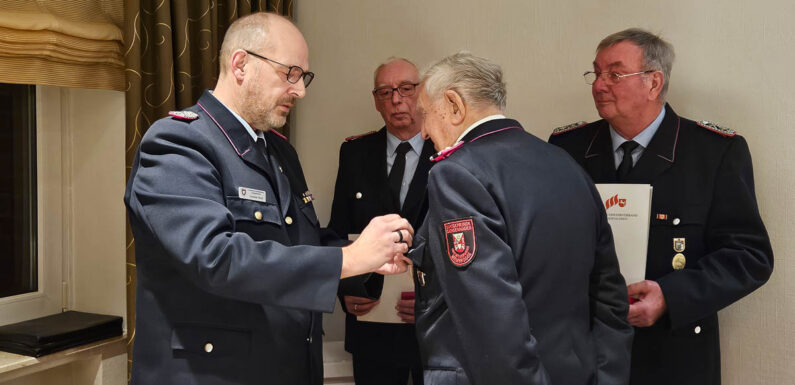 Heinz Steege für 75 Jahre Mitgliedschaft in der Feuerwehr Nienbrügge geehrt