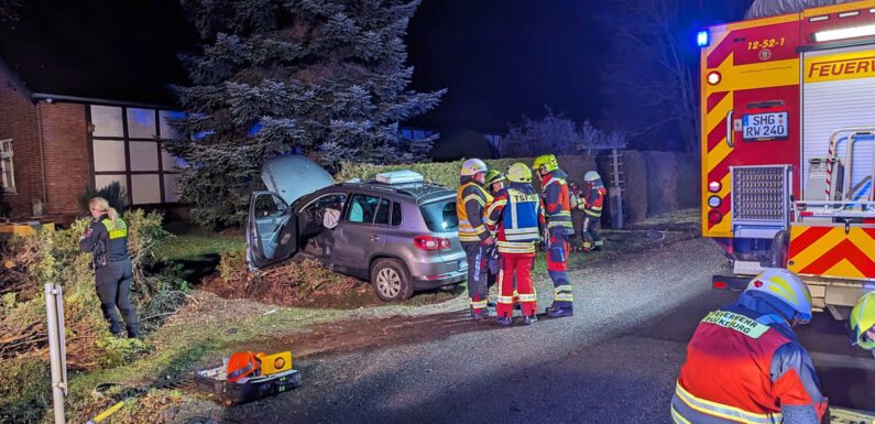 Unfall in Müsingen: Autofahrer kommt von der Straße ab und landet in einer Hecke
