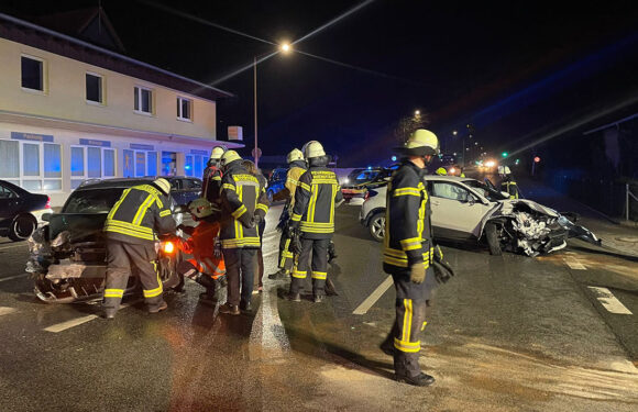 Verkehrsunfall auf der B65 in Nienstädt: Zwei Autos kollidieren, zwei Menschen verletzt