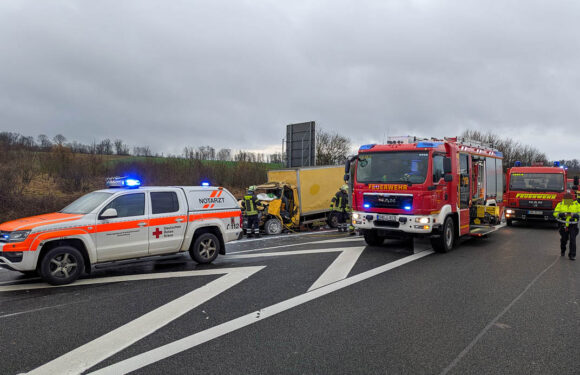 Transporterfahrer bei Unfall mit Gefahrgut-LKW auf der A2 im Auetal schwer verletzt