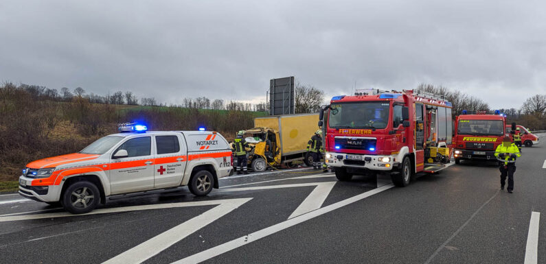 Transporterfahrer bei Unfall mit Gefahrgut-LKW auf der A2 im Auetal schwer verletzt