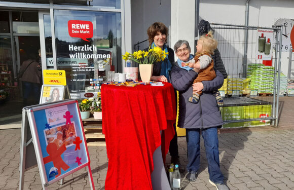 Infostand des Kinderschutzbundes Rinteln vor dem Rewe-Markt in Obernkirchen