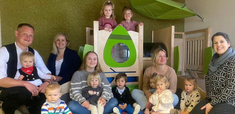 Familie Frederick spendet 500 Euro für die Kita Kinderwelt in Wendthagen-Ehlen