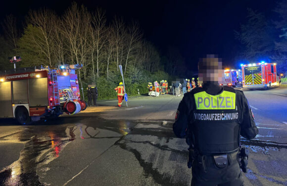 Auf der B83 überholt und im Gebüsch gelandet: Zwei Verletzte bei Unfall in Bückeburg