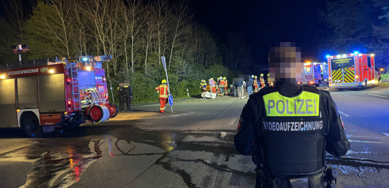 Auf der B83 überholt und im Gebüsch gelandet: Zwei Verletzte bei Unfall in Bückeburg