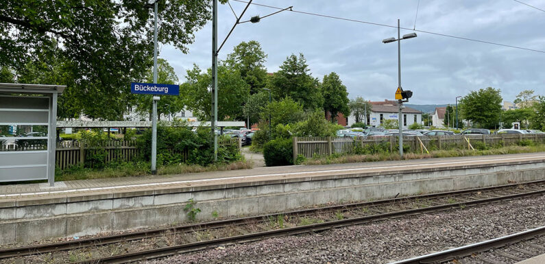 Bahnreisender beobachtet möglichen Fahrraddiebstahl am Bahnhof in Bückeburg