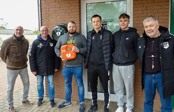 Defibrillator für den Notfall ab sofort im Bückeburger Jahnstadion installiert